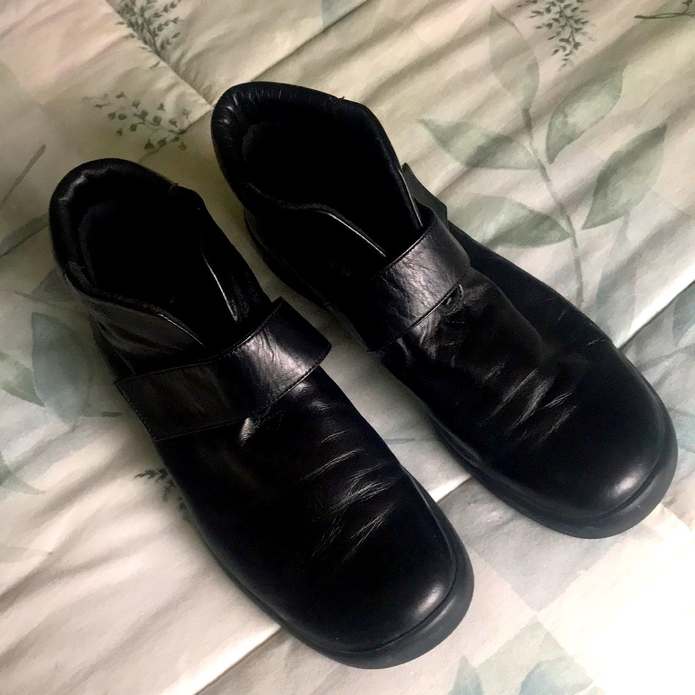 DKNY woman’s black leather ankle boot size 11 great condition made in Italy